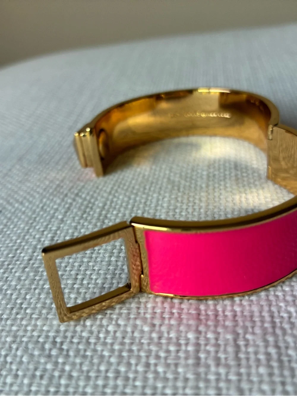 💖 Kate Spade S Hot Pink Gold Cuff Bracelet Pyramid Stud - Picture 5 of 7